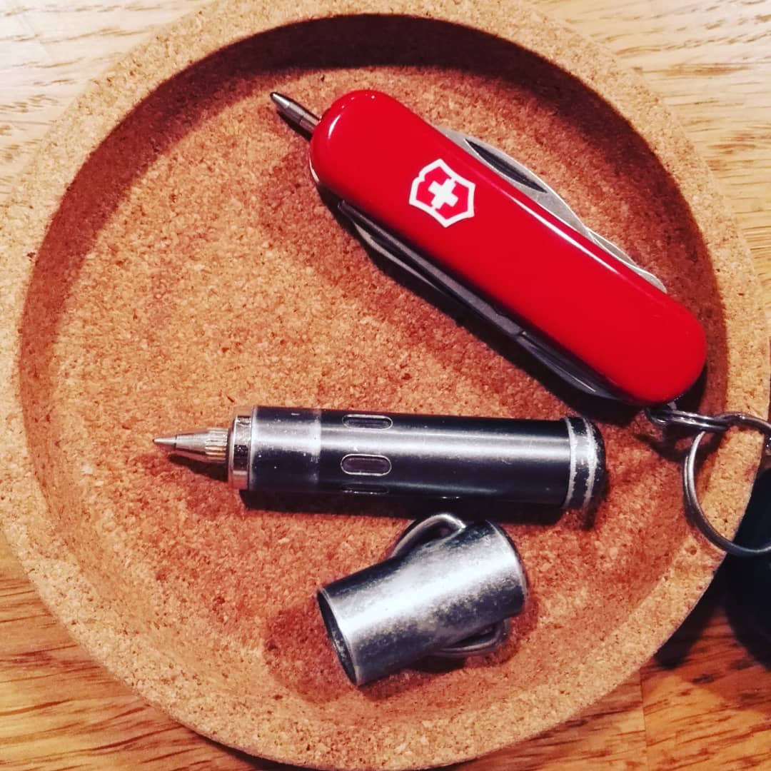 Victorinox vs. długopis teleskopowy